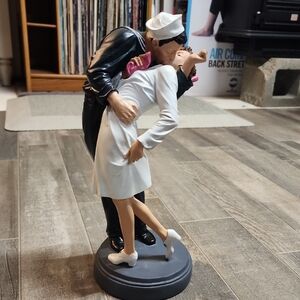 Famous NYE Kiss On Time Square After The World War. Sailor and Nurse Figurine